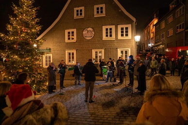 Weihnachtslieder am Langerfelder Markt mit dem Posaunenchor